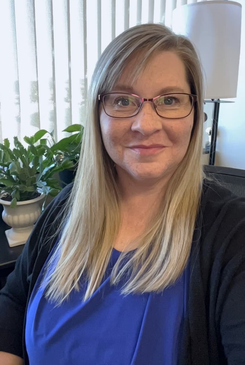 A professional meeting between a bookkeeper and a small business owner in Prescott, AZ